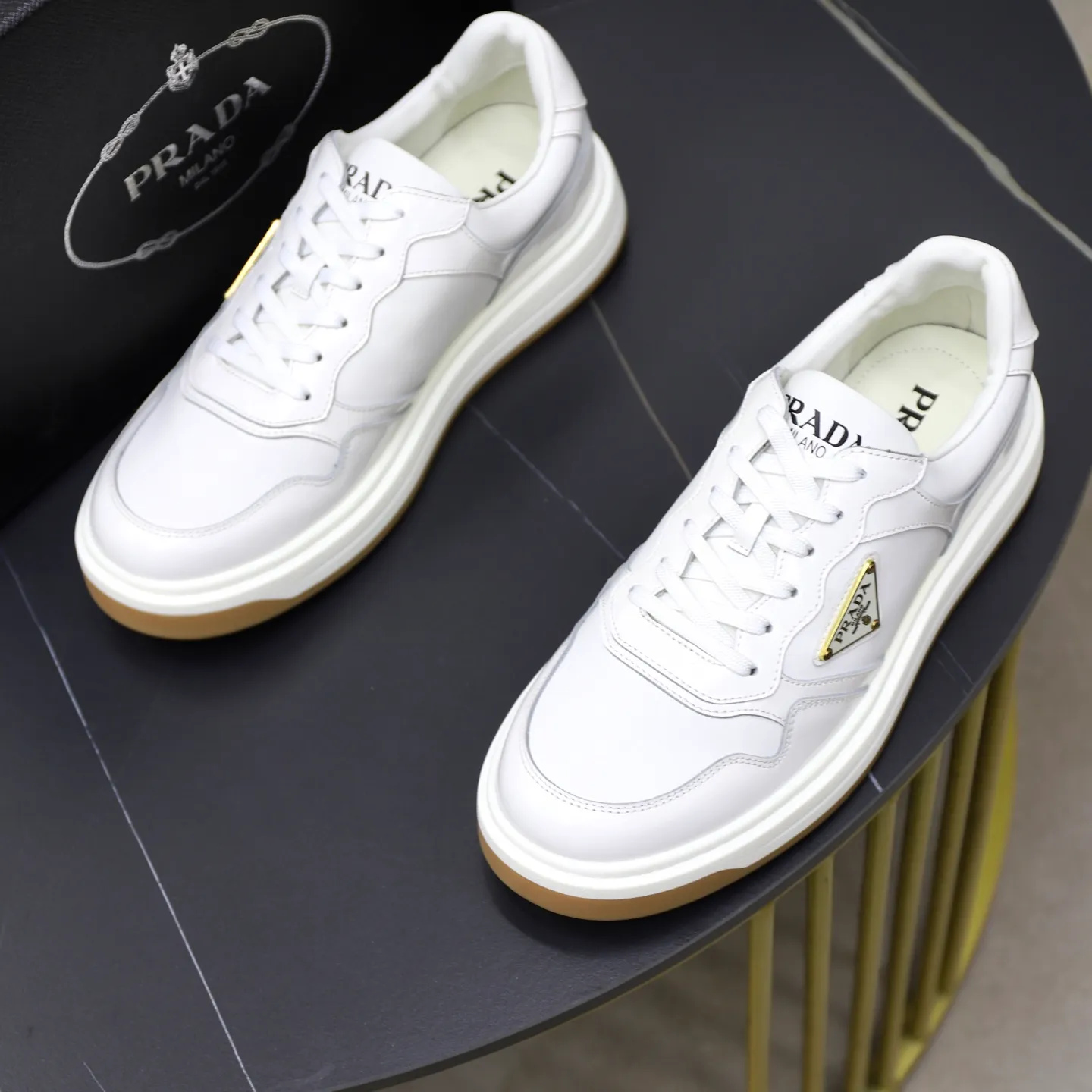 Factory price: 740💰Top original order Brand: PRADA (Prada) Standard code: Men's size 38/44 (45 can be customized) Grade: Same as the official website Material: Original cowhide stitching imported cowhide lining Original combination two-color wear-resistant soft outsole Style category: Leisure and sports version Young fashion European and American trend British style Color: Real picture color